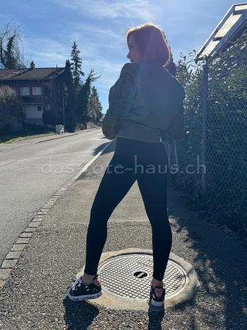 klein zierlich knackig grosse Brüste Silikon